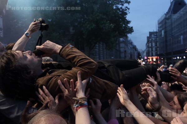 CALI - 2015-06-25 - PARIS - Place de la Republique - 